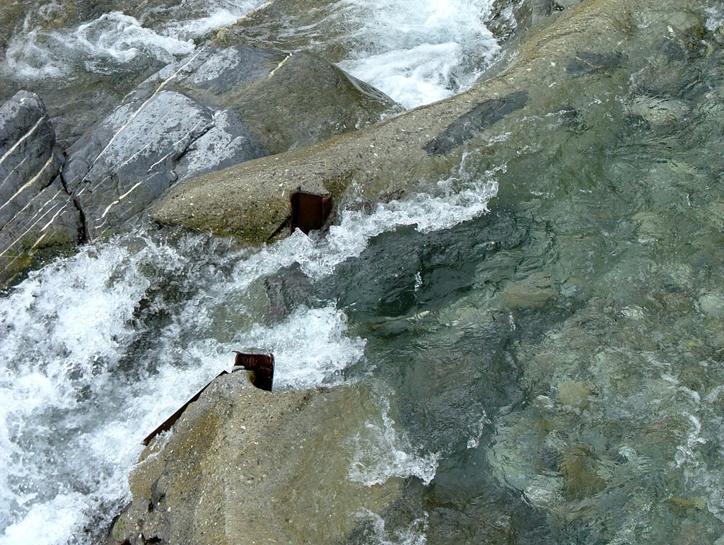 Le dispositif de contrôle du débit réservé en aval de la prise d’eau des Ricous