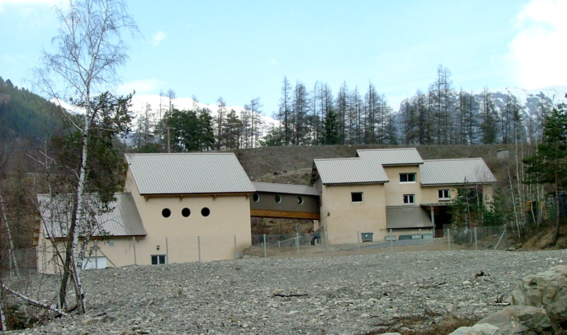 La station d’épuration des eaux (STEP) d’Orcières Merlette. La partie gauche du bâtiment correspond à une unité mise en service en 2008 pour assurer un traitement ultime des eaux avant retour dans le milieu naturel